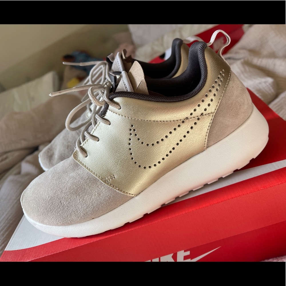 Nike Sneakers Gold Suede